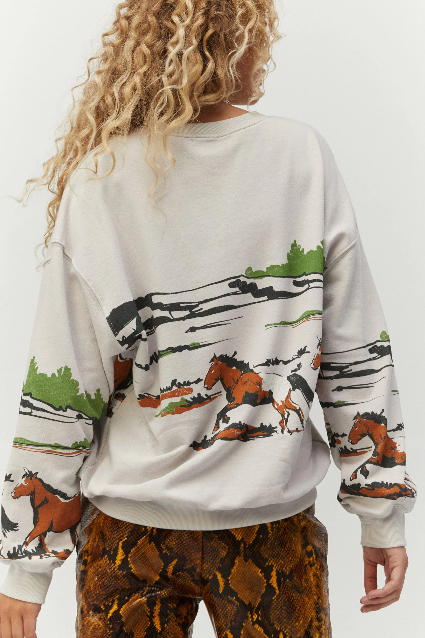 RUNNING HORSES OVERSIZED CREW